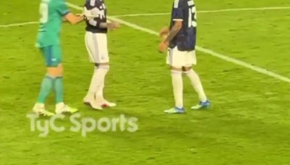 星空体育-氛围真好！梅西招手让点奥塔门迪不想罚，大马丁和罗梅罗推他上前