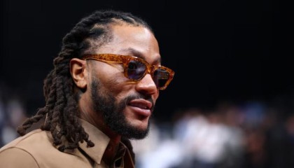 星空体育-为庆祝罗斯退役公牛球衣，Adidas将复刻Rose 1球鞋，售价130美元