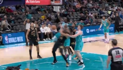 星空体育APP-贾勒特·阿伦和迪亚巴特拼抢时把后者架起一度悬空 被吹了技犯