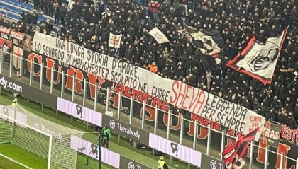 星空体育APP-圣西罗拥抱传奇舍瓦回家，莱昂踩着风火轮致敬前辈